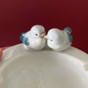 Mini ceramic vintage ashtray 2 love birds kissing